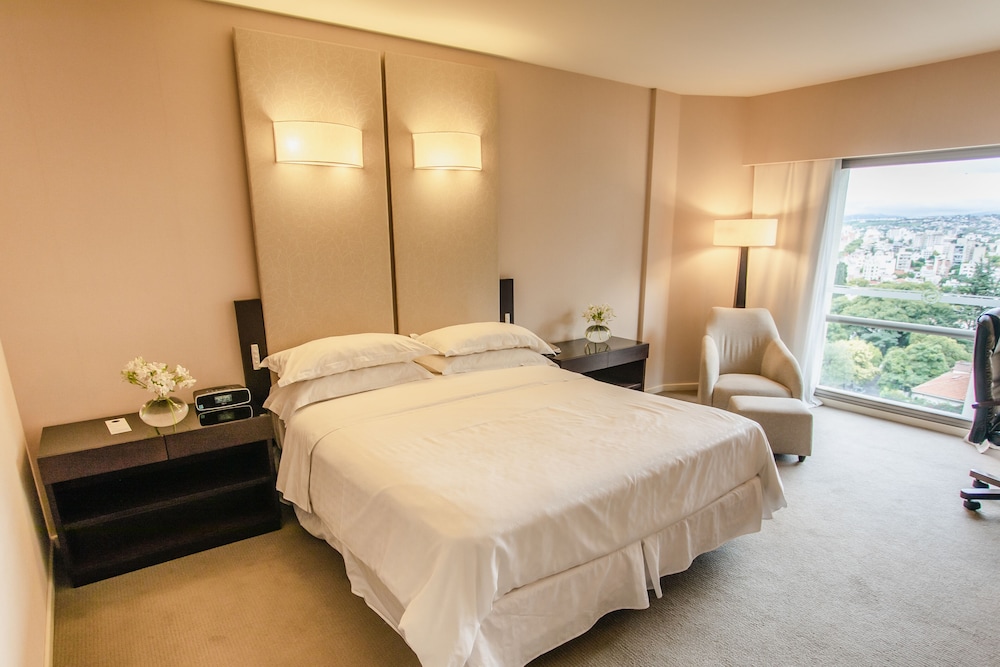 Club Room, 1 King Bed, City View