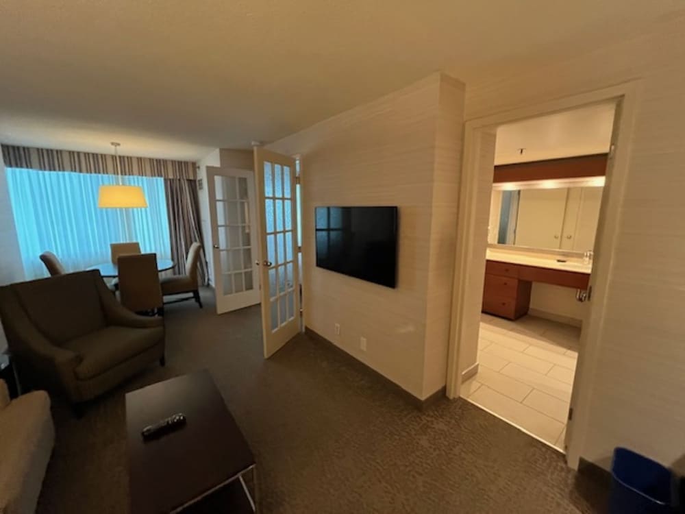 Executive Suite, 1 King Bed, Executive Level - Photo 7