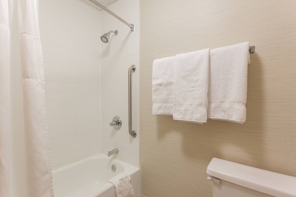 Room, 2 Queen Beds - Photo 8