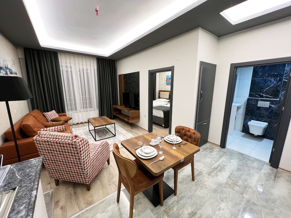 Basic Suite - Photo 1