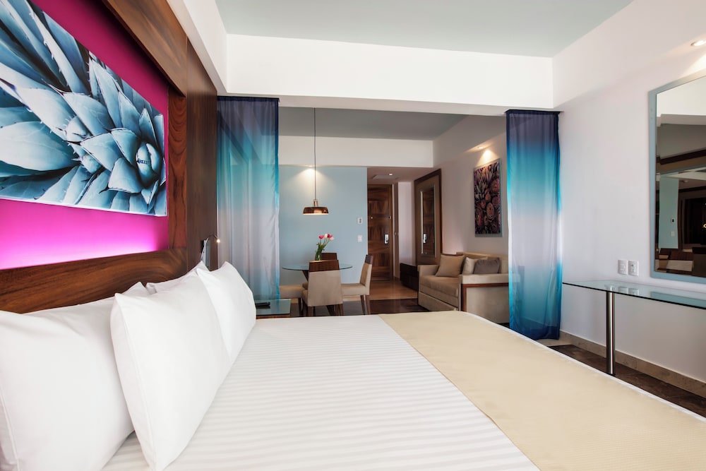 Altitude Junior Suite Ocean Front Double photo 2