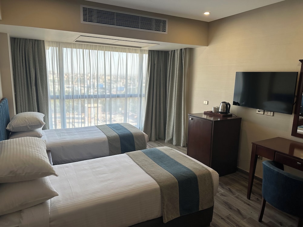 Superior Room City View - Photo 3