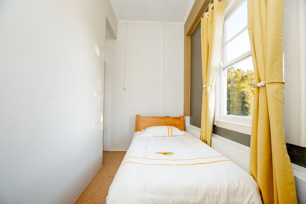 Basic Single Room, Shared Bathroom photo 1