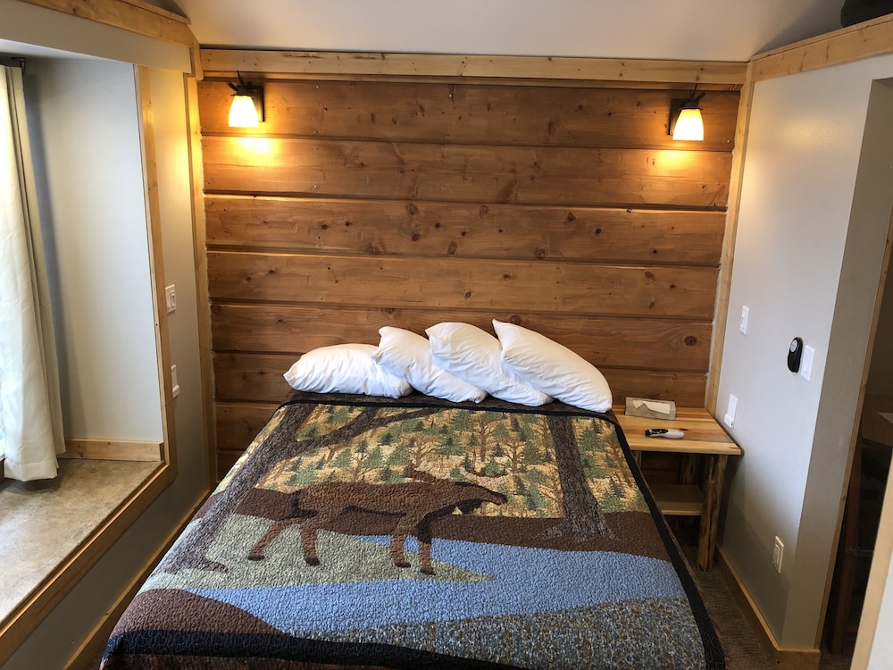 Motel, Gibbon Falls (108) - Queen, Full Bunk, (2) Private Baths, Shower, (2) TV's, MW, F photo 3