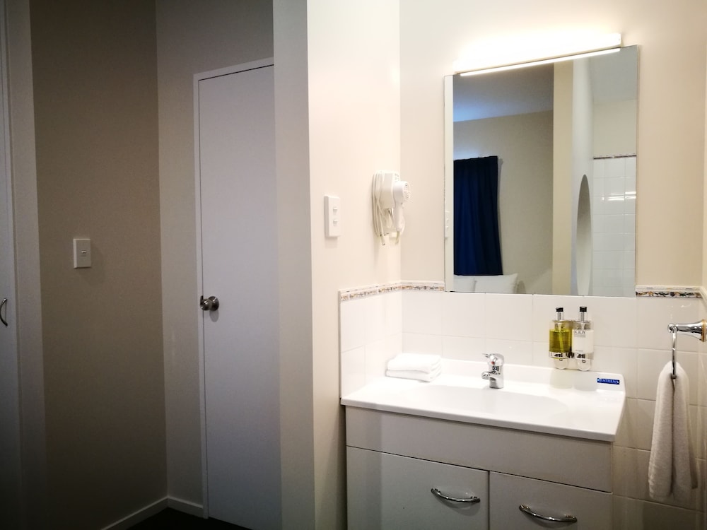 Standard Suite, 1 Bedroom, Non Smoking, Bathtub photo 3