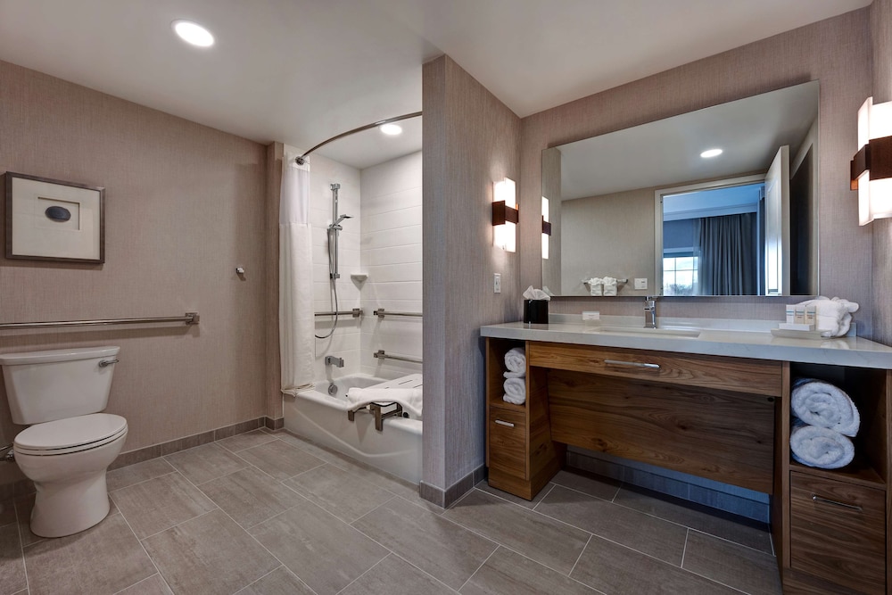 Studio, 2 Queen Beds, Accessible, Balcony (Mobility & Hearing) - Photo 2