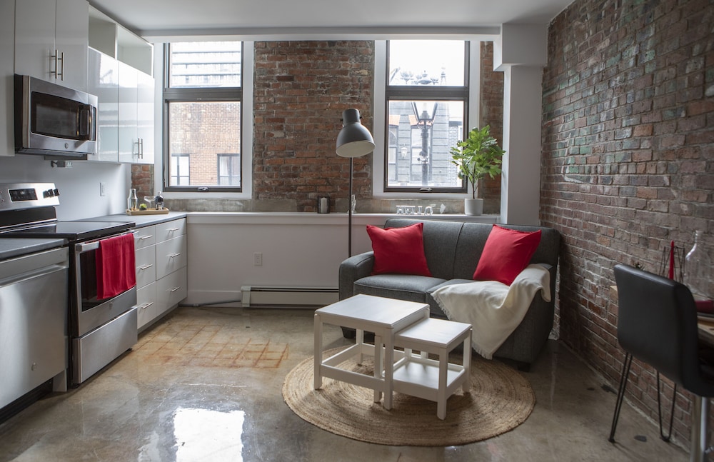 Studio Suite (202)