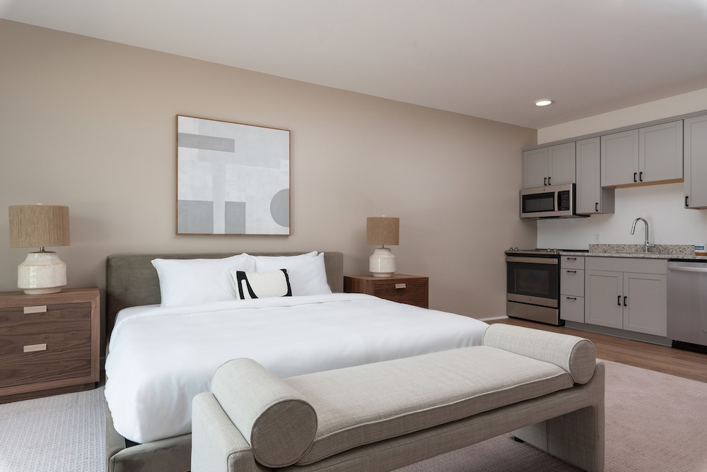 Premium Room, 1 King Bed, Kitchenette (Self Check-in with Virtual Front Desk) photo 2