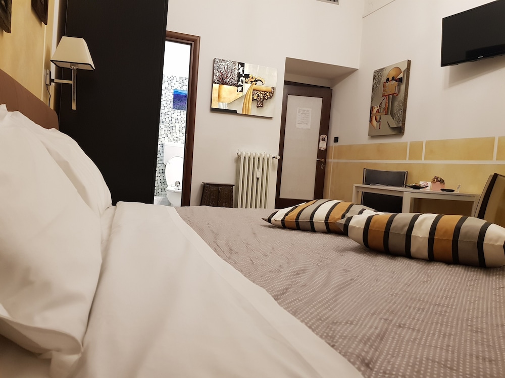 Double or Twin Room, Ensuite photo 2