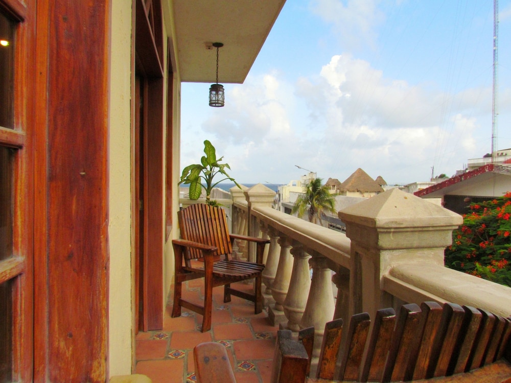 Room, 1 King Bed, Balcony - Photo 10