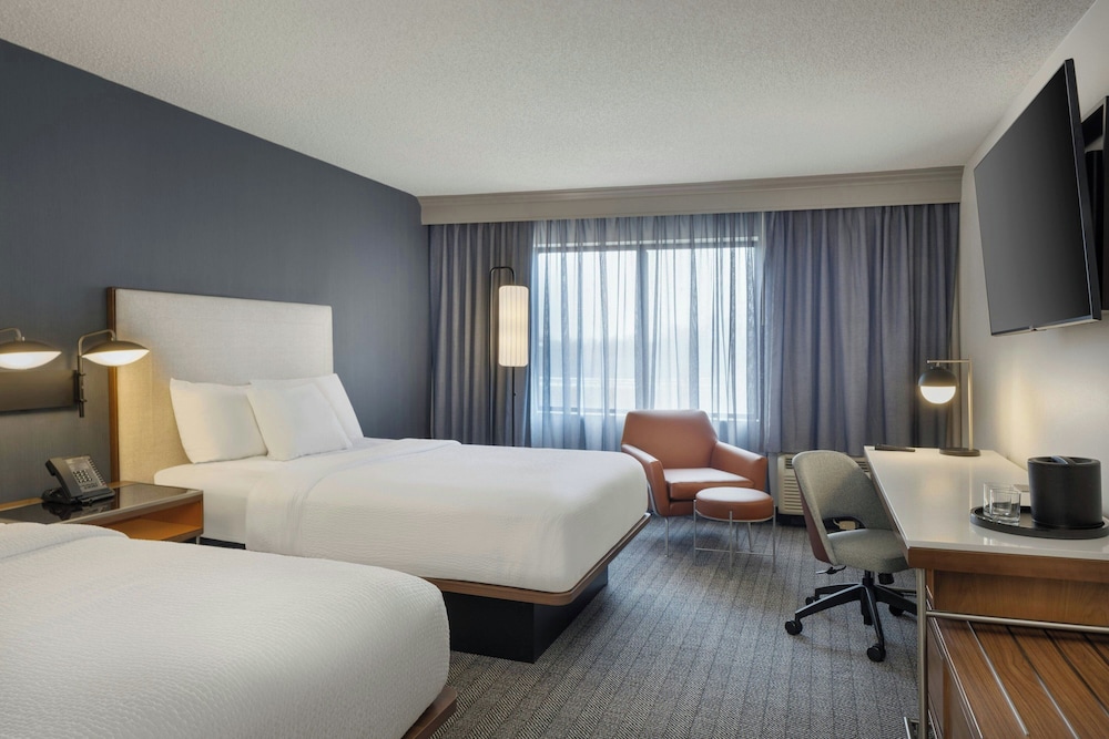 Room, 2 Queen Beds (Mobility/Hearing Accessible, Tub)