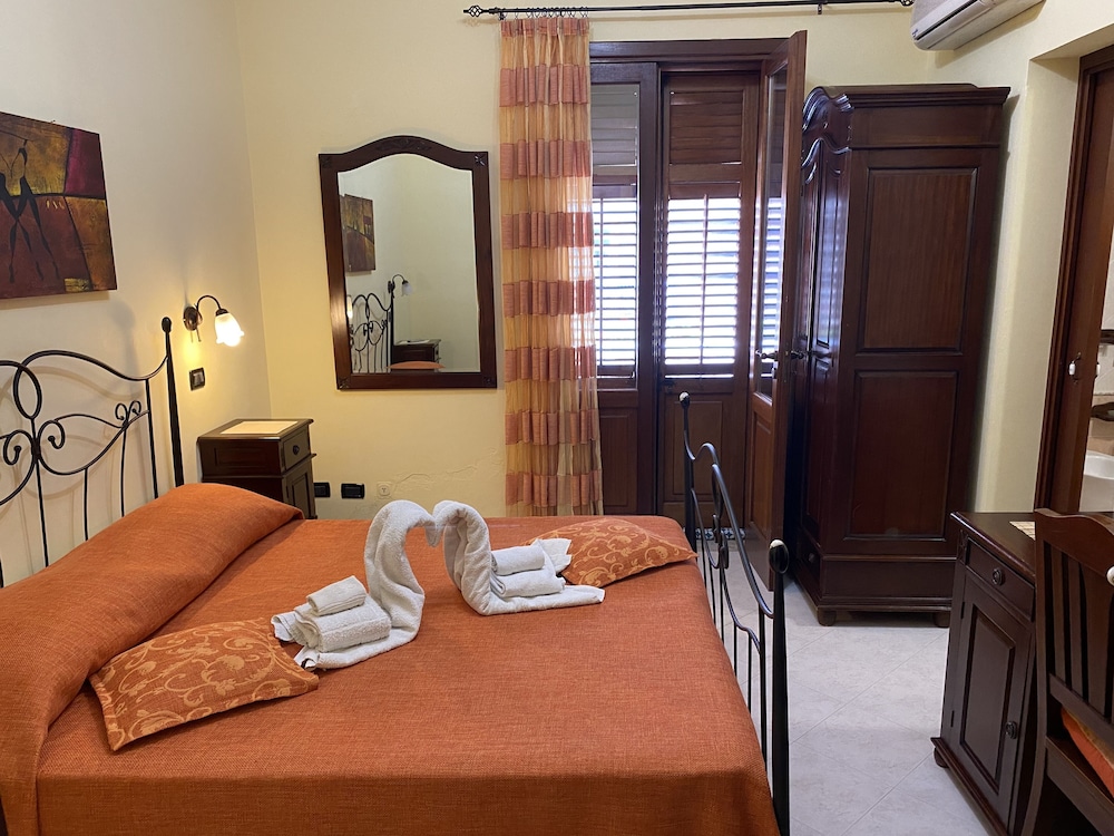 Double Room - Photo 7