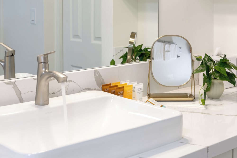 Premium Remodeled Condo with Ocean View and Parking: Premium Apartment, 1 King Bed with Sofa bed, Ocean View (WB 2713 T1) photo