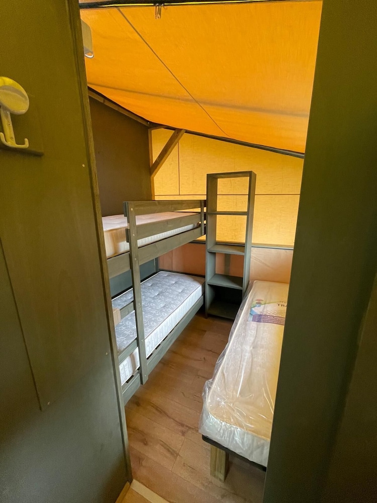 Deluxe Tent photo 3