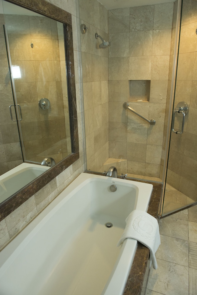 Room, 2 Queen Beds - Photo 11