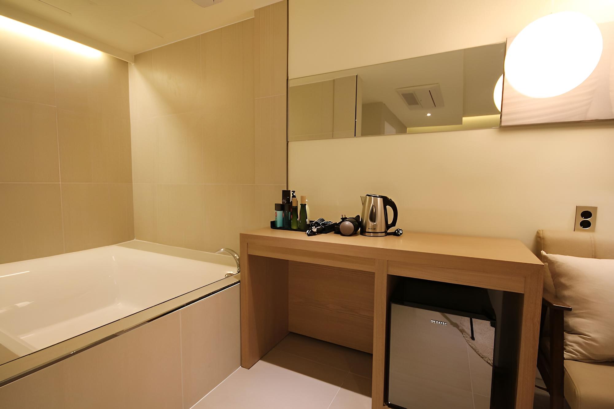 Room (Twin (netflix + Disney + bathtub + ai)