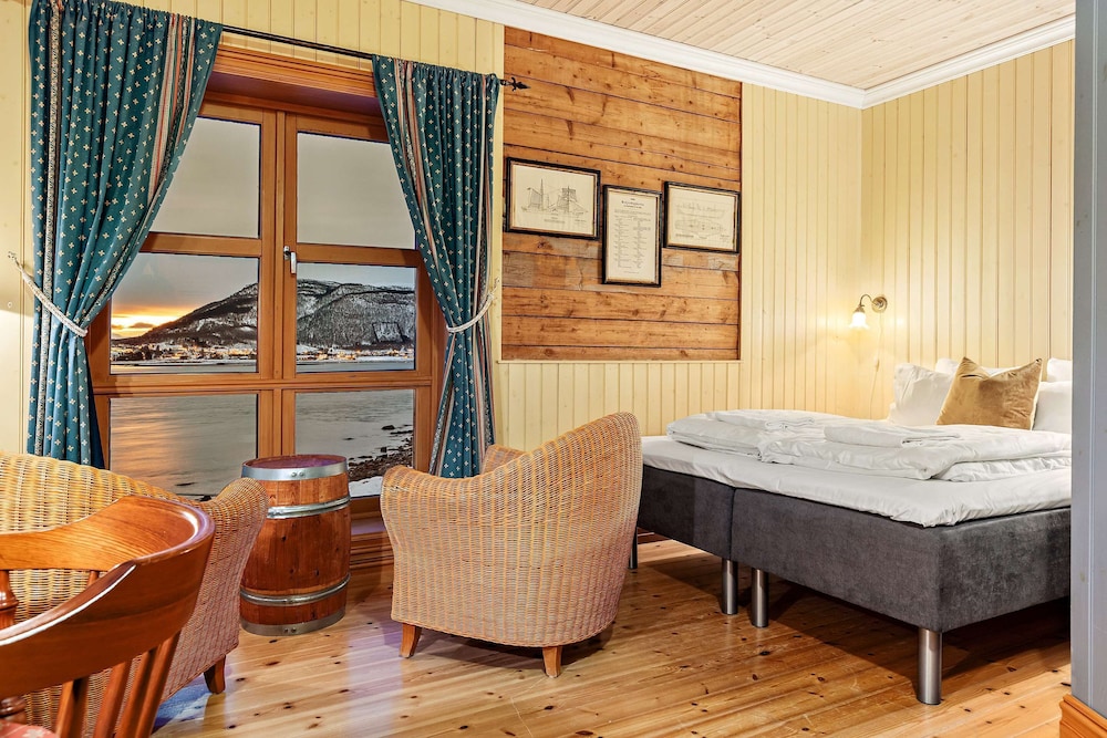 Standard Room, 1 King Bed, Non Smoking, Sea View - Photo 1