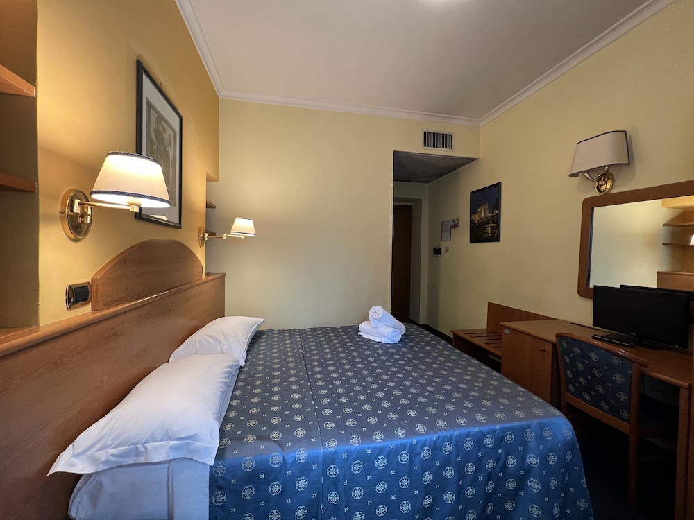Basic Double Room thumbnail 6