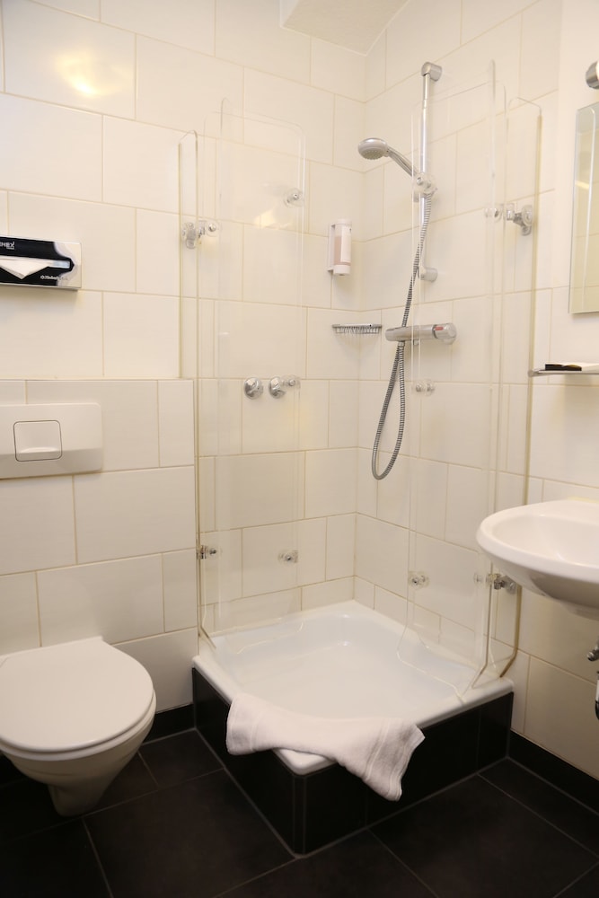 Standard Room thumbnail 5