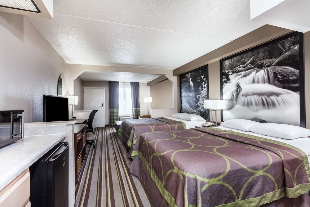 Deluxe Room, Non Smoking (2 Queens and Sofa bed) photo 1