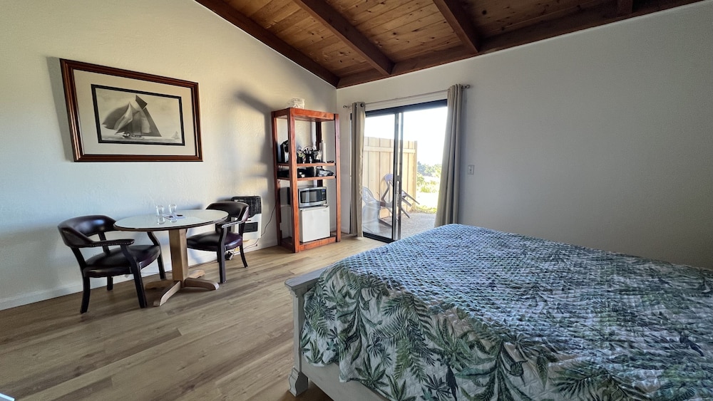 Standard Room, 1 Queen Bed, Patio photo 1