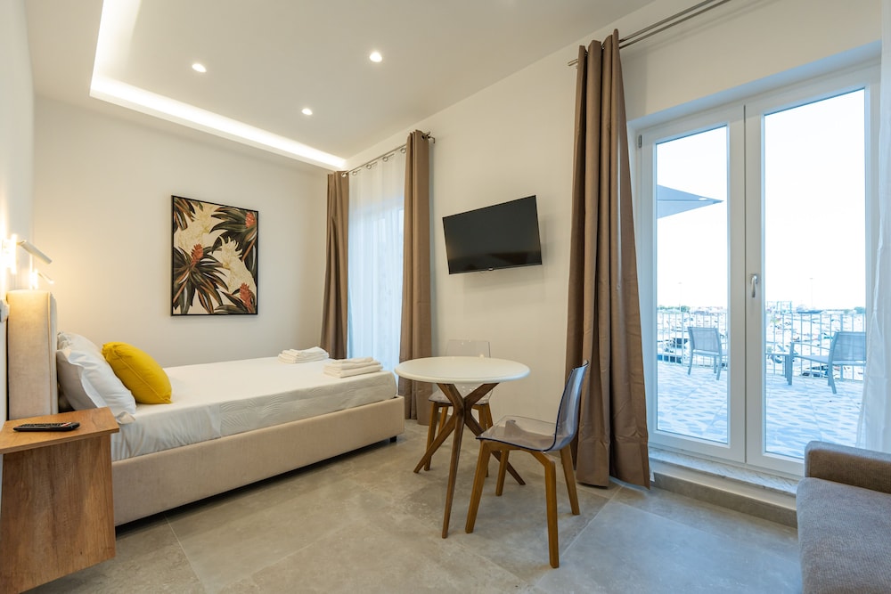 Deluxe Studio Suite - Photo 1