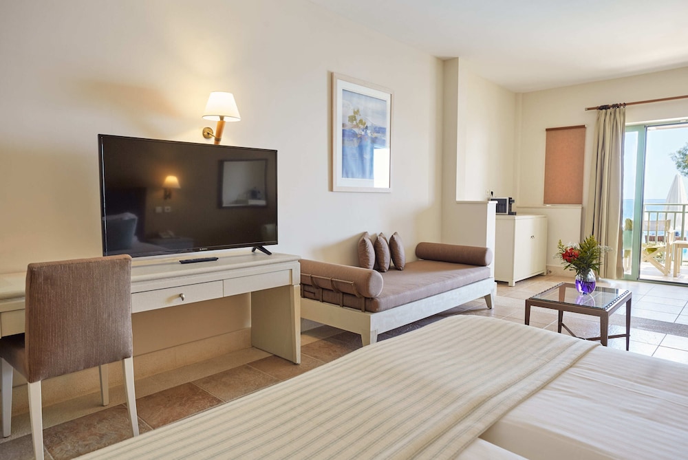 Junior Suite, Pool Access, Beachfront ( AD) - Photo 7