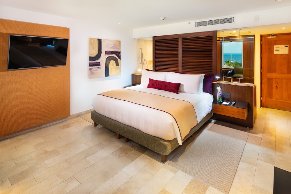 Room, 1 King Bed, Club Lounge Access, Lagoon View (Lagoon View) - Photo 2