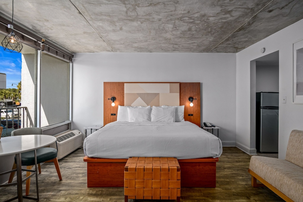 Standard Studio Suite, 1 King Bed, Kitchenette, Partial Ocean View