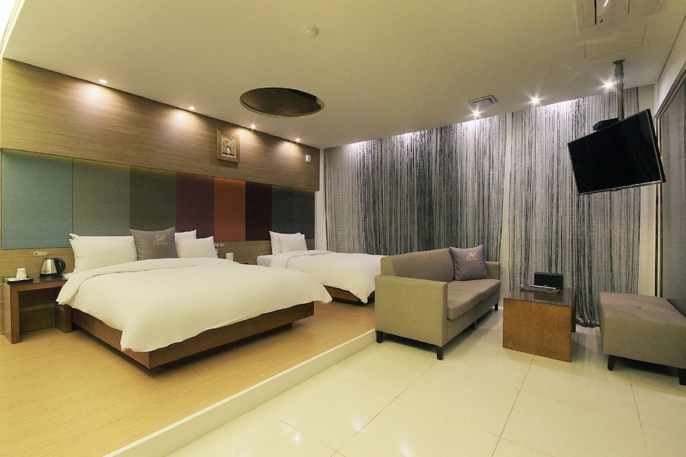 Business Twin Room - Styler in room, Smoking/Non smoking will be assigned upon check-in photo 1