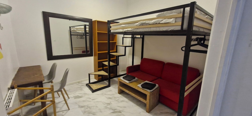Chambre Quadruple Économique sans fenêtre (Noire)
