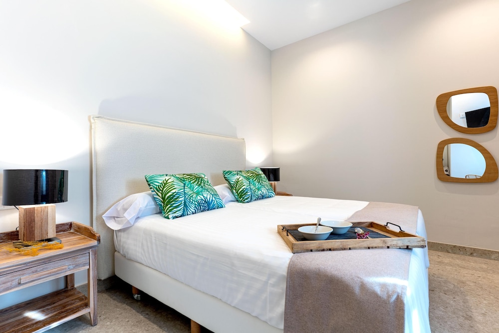 House, Oceanfront (5 Adults + 1 Child)