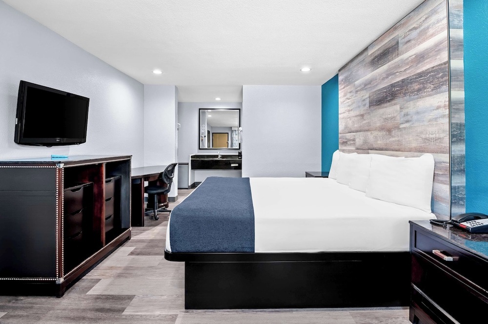 Suite, Multiple Beds, Non Smoking - Photo 2