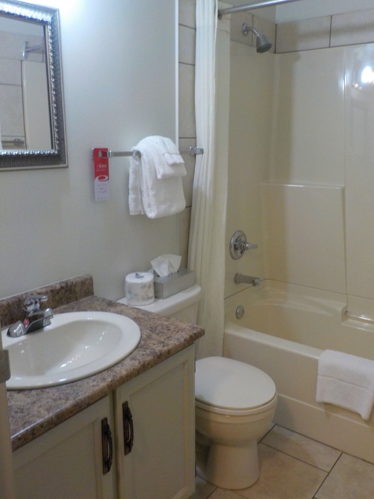 Standard Room, 2 Queen Beds - Photo 10