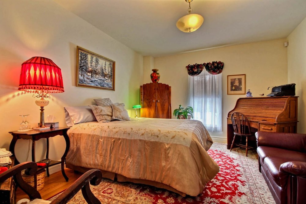 Superior Room, 1 Queen Bed, Balcony, Shared Bathroom photo 2