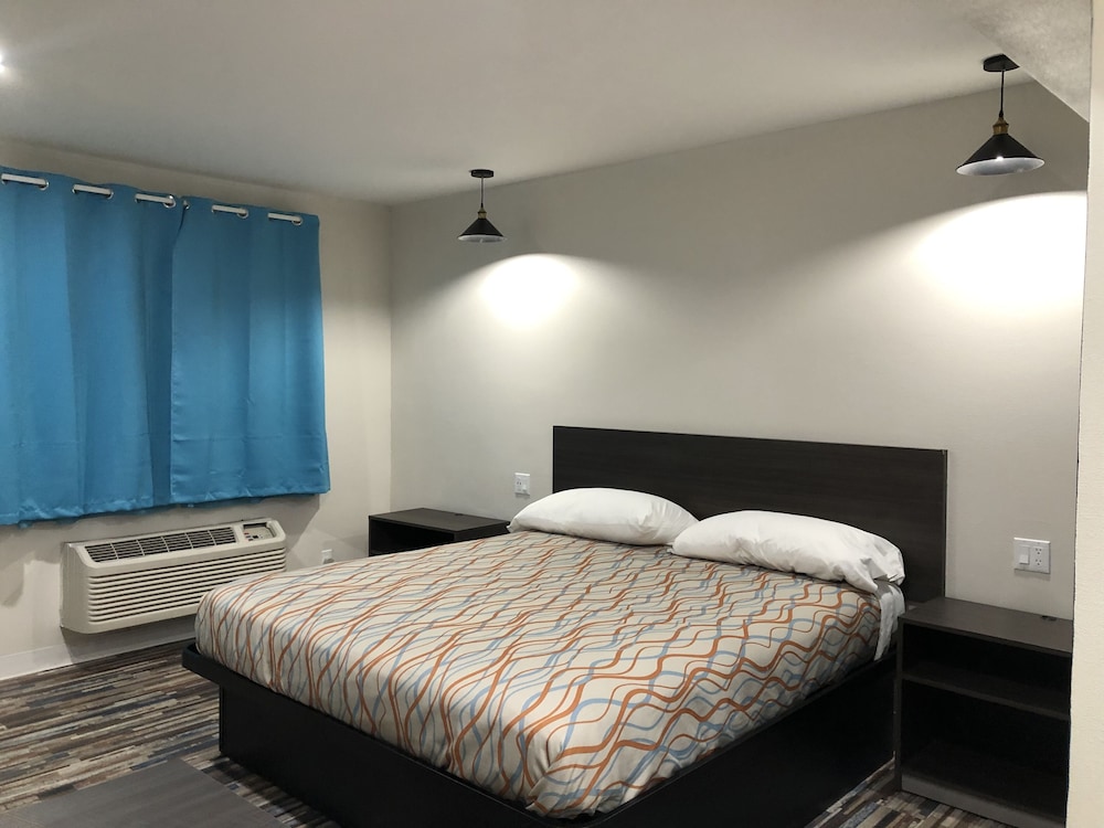 Single Room, 1 King Bed, Kitchenette photo 3