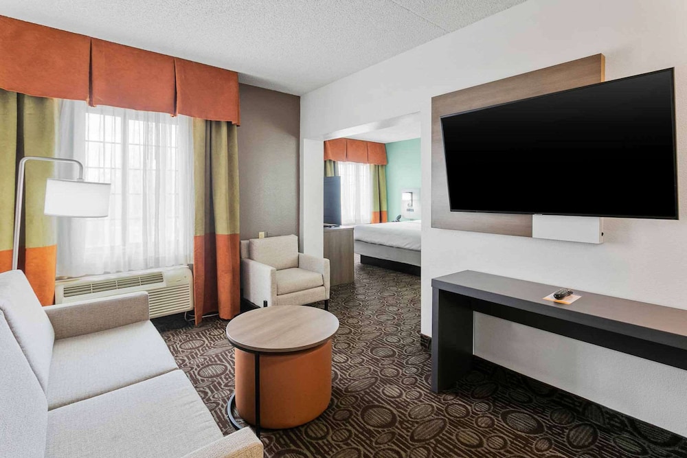 Suite, 1 King Bed, Non Smoking - Photo 2