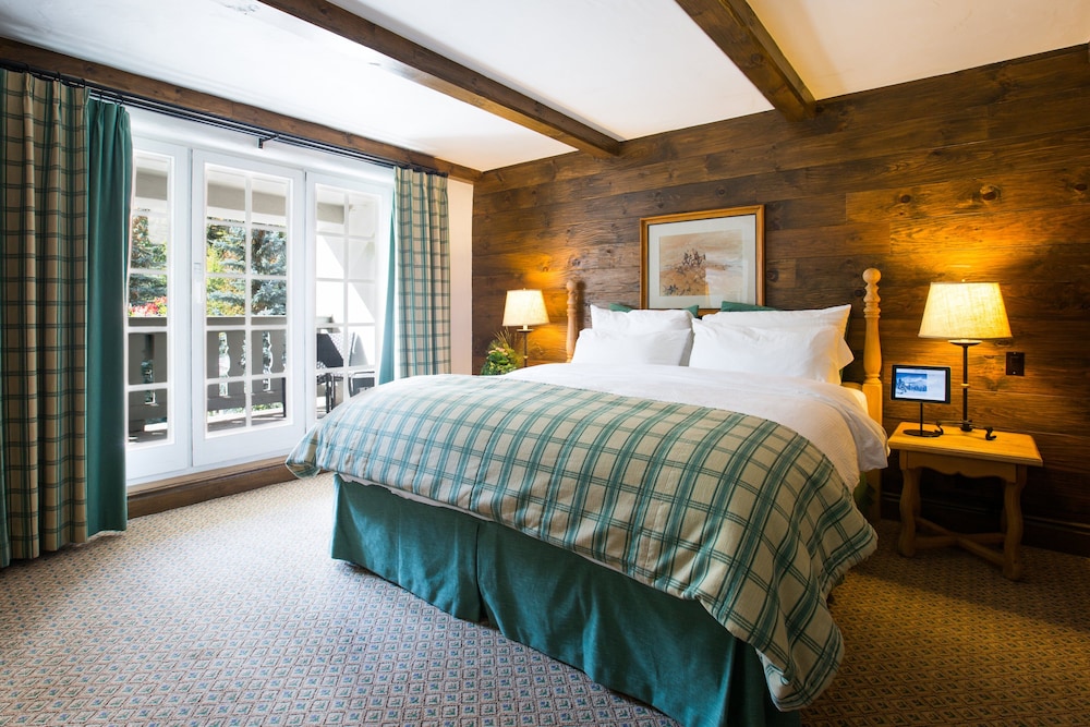 Golden Peak 2 Bedroom Suite 1 King and 2 Doubles Bi Level - Photo 4
