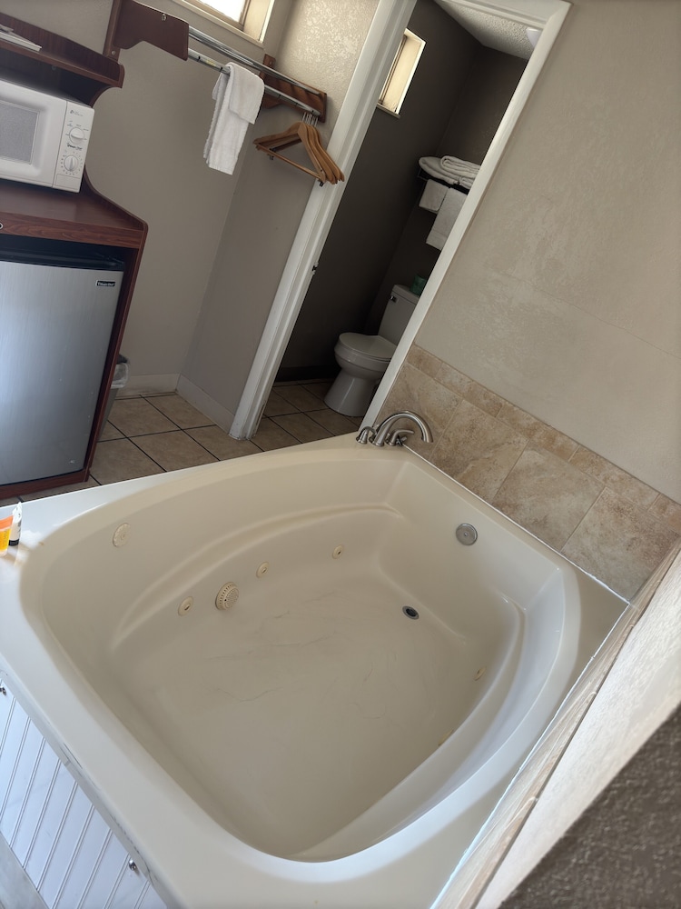 Deluxe Room, 1 King Bed, Jetted Tub - Photo 3