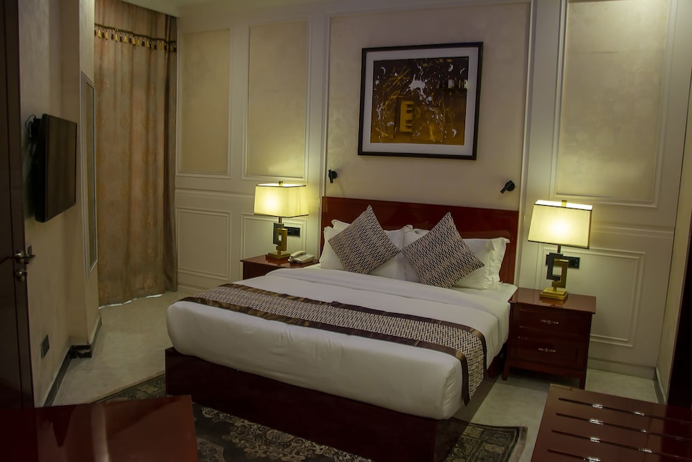 Executive Suite, 1 King Bed, Non Smoking, City View