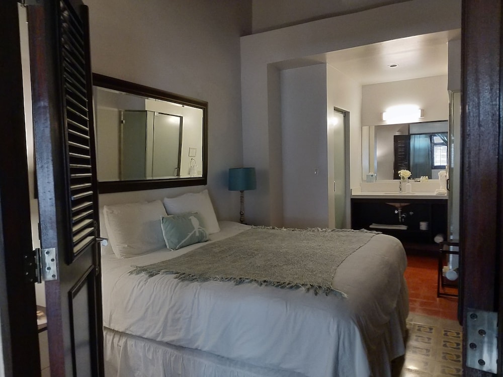 First Class Suites - Photo 9