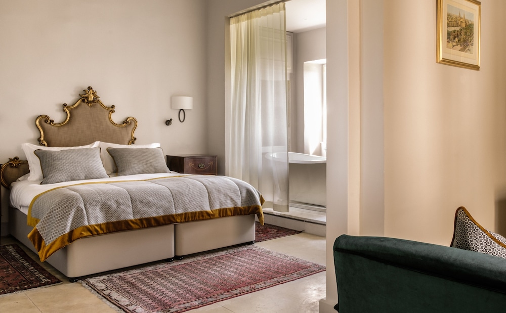 Deluxe Suite - Photo 6