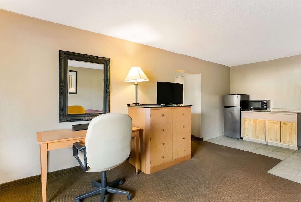 Suite, 1 King Bed, Non Smoking photo 2