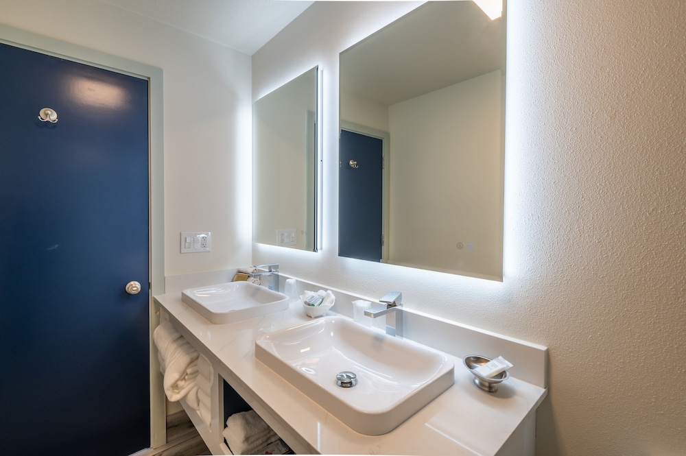 Standard Room, 2 Queen Beds (West Two Queen - Non-Pet) - Photo 6