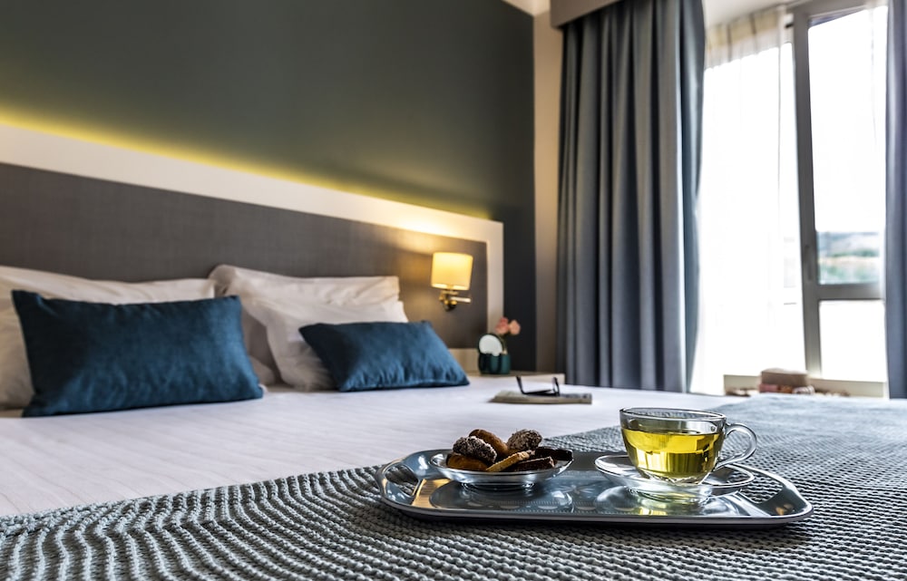 Premium Twin Room, 2 Twin Beds, Non Smoking, Private Bathroom - Photo 3