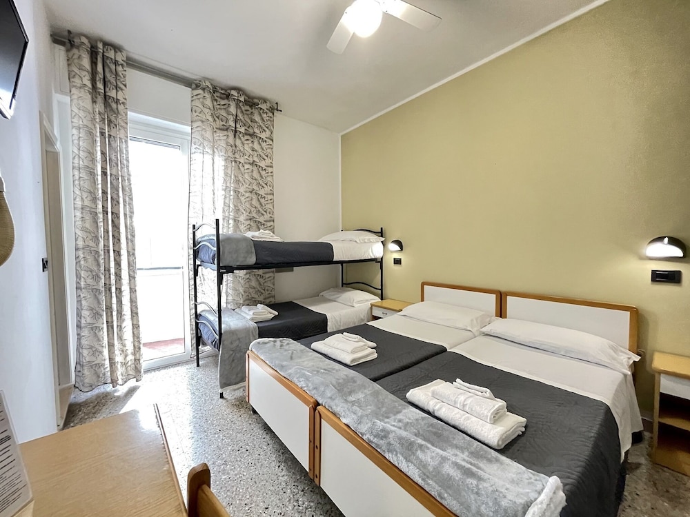 Economy Quadruple Room, Multiple Beds, Non Smoking