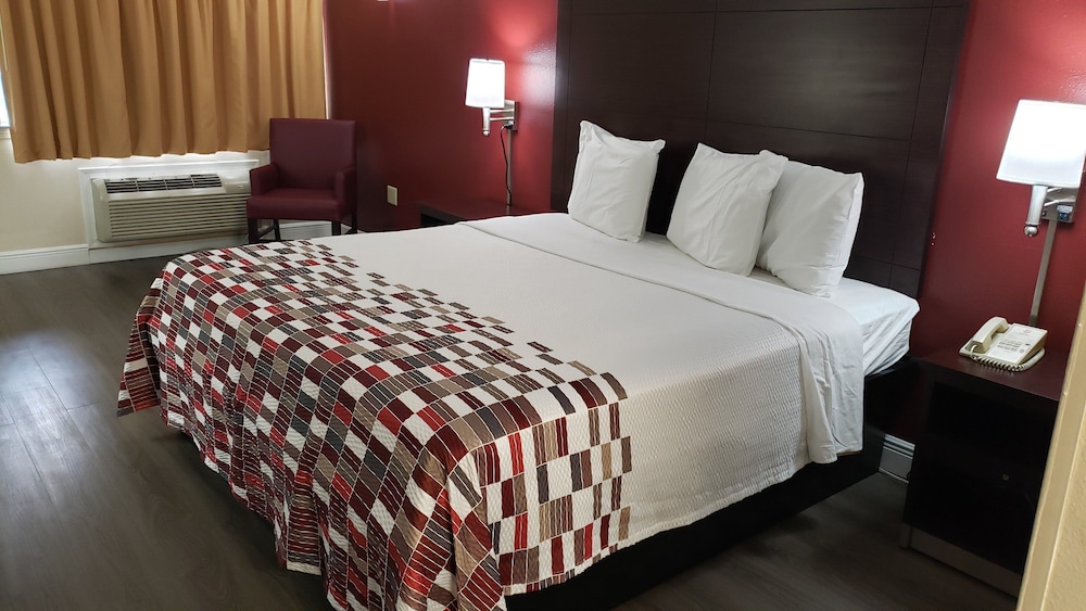 Deluxe Room, 1 King Bed, Accessible, Non Smoking (Roll-In Shower) - Photo 2