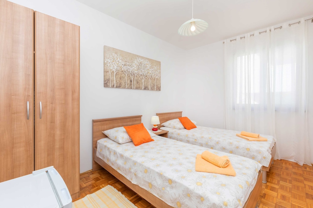 Twin Room (Twin Room with Shared Bathroom)