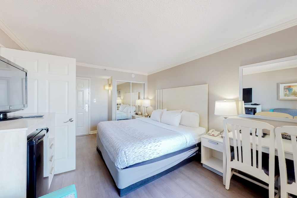 Room (Studio, King Bed, Partial Ocean View) photo 2