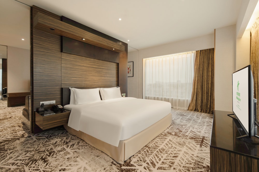 Suite, 1 King Bed (with Dining Area) photo 1